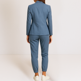 Mónica - Elegância Moderna em um Conjunto Confortável