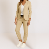 Mónica - Elegância Moderna em um Conjunto Confortável