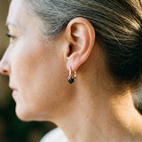 Elegantes brincos de ouro com zircônia negra