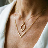 Colar elegante com pendente geométrico em forma de V
