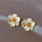 Elegantes brincos de ouro em forma de pétalas de flores