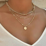 Colar dourado e prateado