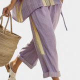 Daniela – top elegante lavanda e calças às riscas mostarda