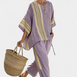 Daniela – top elegante lavanda e calças às riscas mostarda