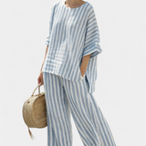 Federica – top riscado azul sofisticado e calças descontraídas