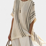 Raffaella – blusa bege elegante e calças às riscas pretas