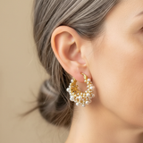Brincos em forma de círculos com design vintage em ouro e pérolas