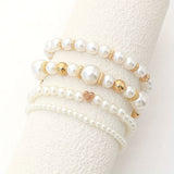 Conjunto de elegantes pulseiras em forma de coração com pérolas