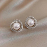 Brincos espiralados brilhantes com elegantes pérolas