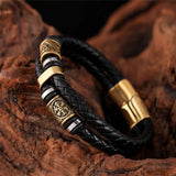Pulseira de couro trançado com pendente dourado