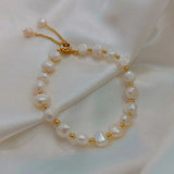 Bracelete vintage branco com pérolas e ouro