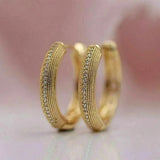 Brincos vintage em dourado com um padrão elegante