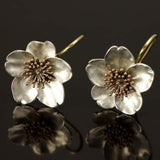 Brincos vintage em prata e ouro com design de flores