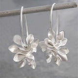 Brincos de prata vintage com flores irregulares